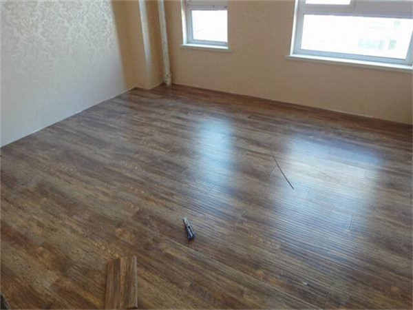 二手房装修，直接在瓷砖上铺地板可以吗?