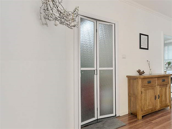 老房旧门应该怎么翻新?这边介绍两种方法