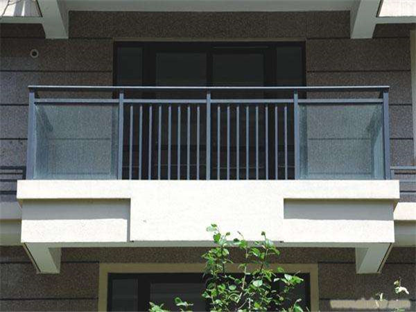 旧房翻新知识：什么是阳台防护栏?