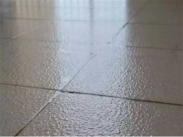 地面返潮不用急，家先生旧房翻新帮你解决