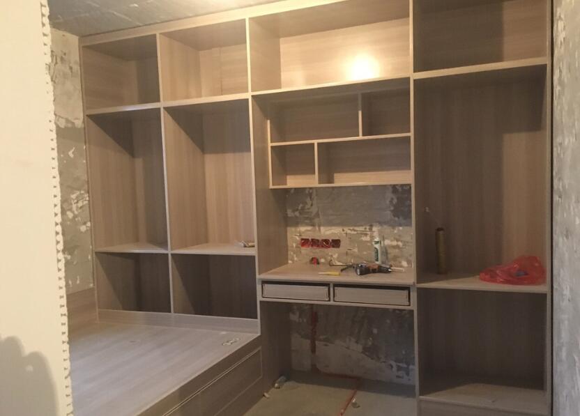 旧房改造选择木工柜子好还是定制好 